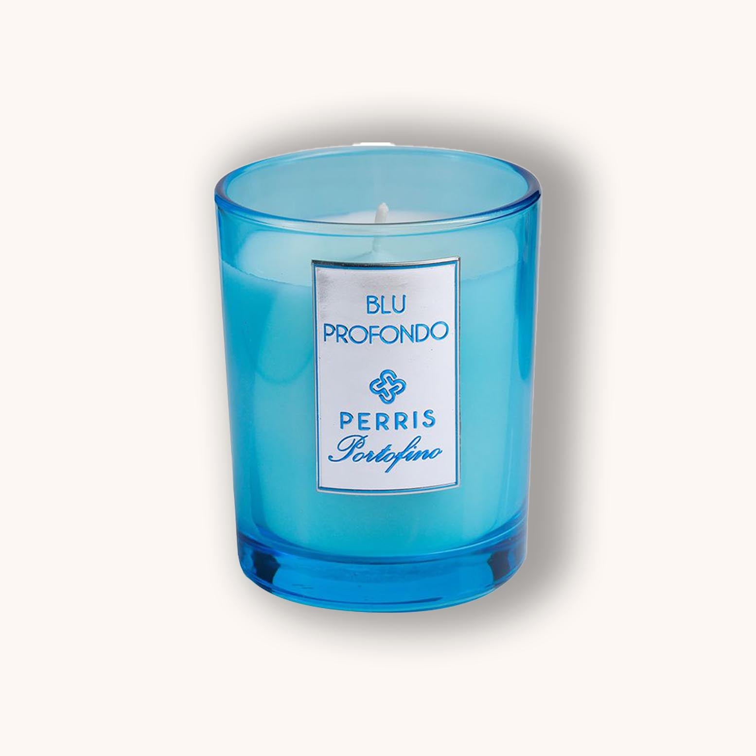 Alt tag: A blue candle in a glass container featuring the label "Perris Portofino Blu Profondo," exuding an elegant and refreshing ambiance.